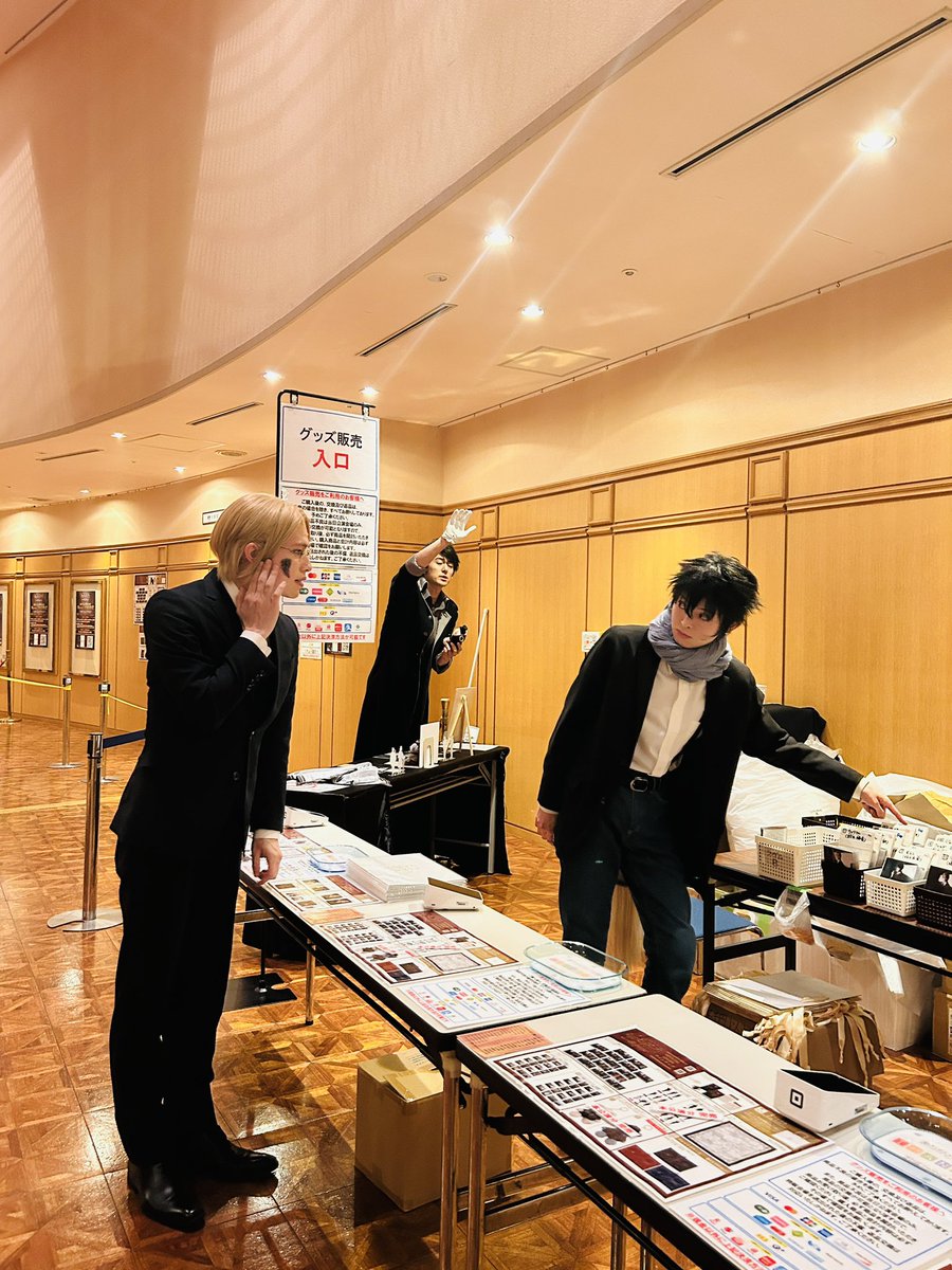 100nahiroki's tweet photo. 兄さんが写ってるグッズをあるだけ下さい

(小南エンダースのパロディ&amp;モランさんの渾身のエキストラ出演) #モリミュ https://t.co/IRSnNqvF35
