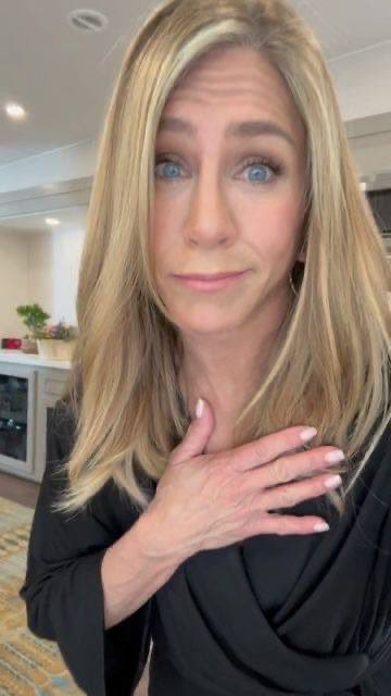 Jennifer aniston tweet media