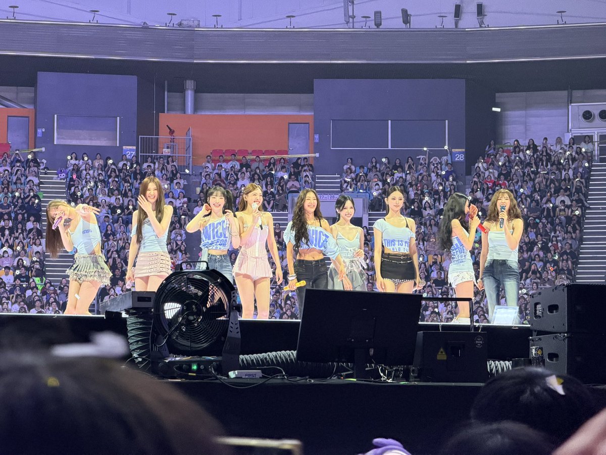 Hilda0irh's tweet photo. 세상에 단 하나뿐인 트와이스!!!
첫 스탠딩 기록
힘들지만 행복했어
#twice
#트와이스 https://t.co/yvP4TyvuzS