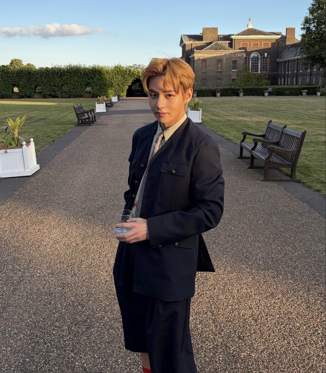 T_T_BTS_'s tweet photo. イケてる写真を一人で撮らせてもらえない長男と問答無用で撮る六男 https://t.co/3TTa6n6M1D