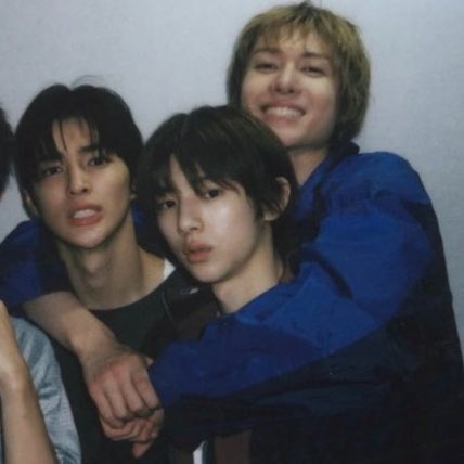 loousdeline's tweet photo. martin has his arm wrapped around his members, oh he’s so full of love 😭🥹🫶🏻 https://t.co/rLe5fR93vA