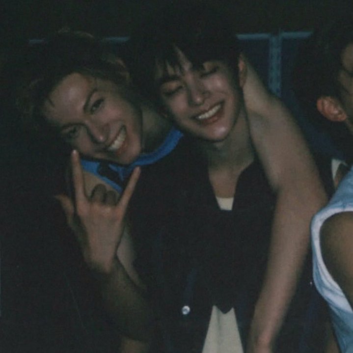 loousdeline's tweet photo. martin has his arm wrapped around his members, oh he’s so full of love 😭🥹🫶🏻 https://t.co/rLe5fR93vA