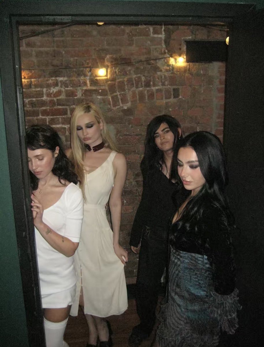 infocharlixcx's tweet photo. Charli xcx with Clairo, Kim Petras and Underscores last night. https://t.co/c481z8GN2f
