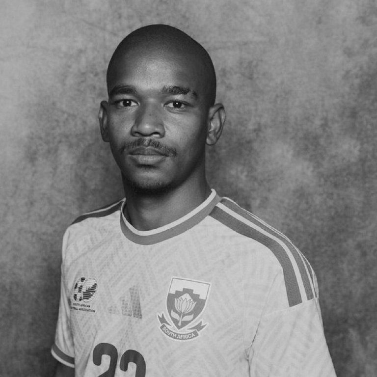 TheMatchdayHQ's tweet photo. 🚨🚨 | 𝐁𝐑𝐄𝐀𝐊𝐈𝐍𝐆: South Africa international Jayden Adams has sadly passed away at the age of 25, just weeks after representing his country at the 2026 World Cup. 

The 25-year-old committed suicide after suffering depression. 😳 https://t.co/hL9kKpot04