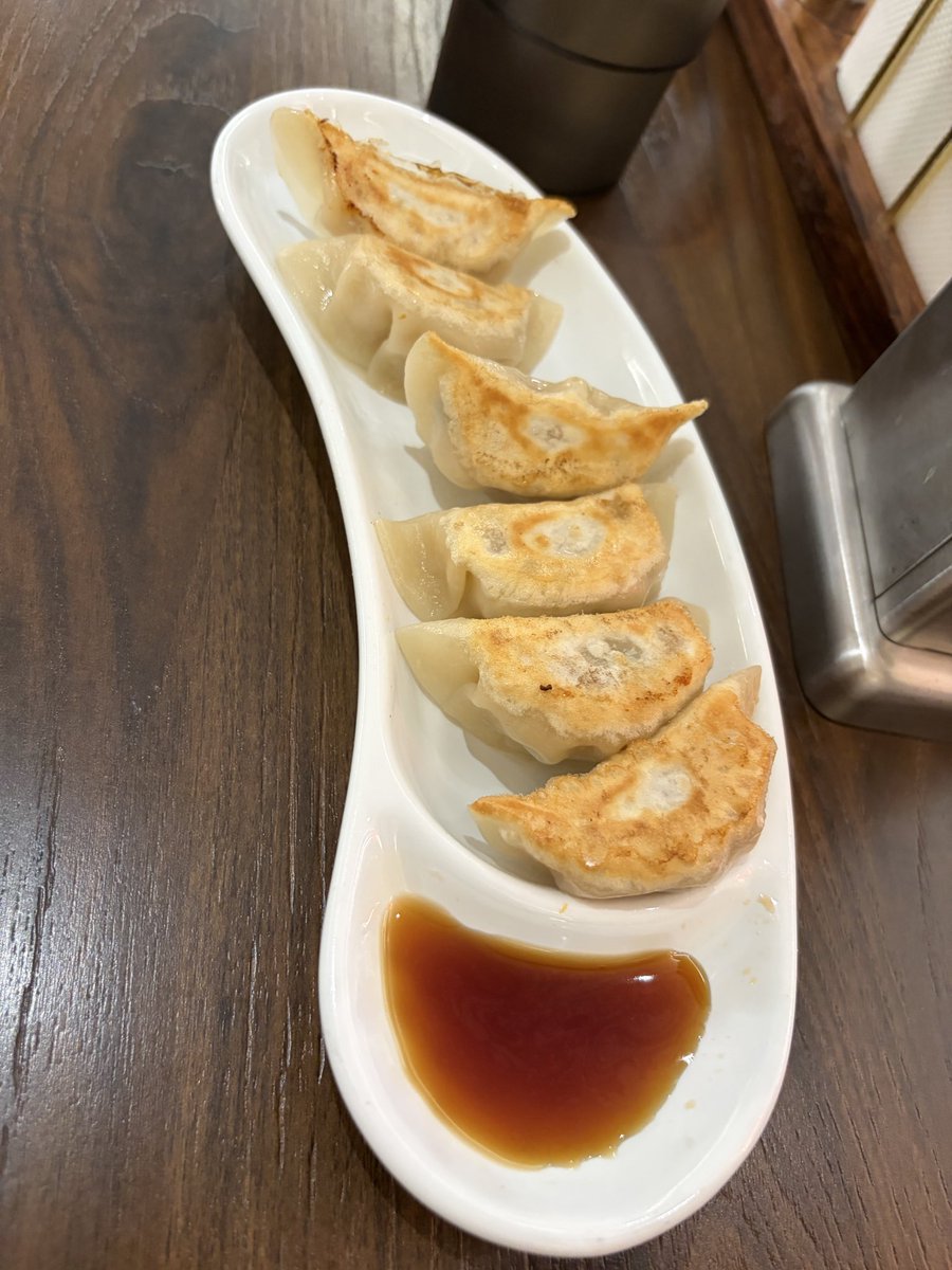 thoma1887's tweet photo. 今日は初めて上海の一風堂へ。美味しいし、何よりサービスが良かった。店員さんが気が利く。お値段は餃子込みで81元（約1900円）。 https://t.co/yoB0IXJxfB