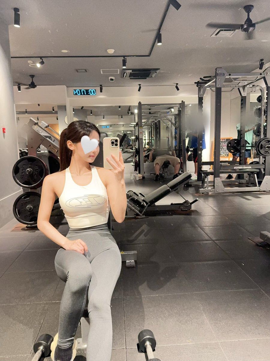 azu_traning's tweet photo. みんなが華金楽しんでる中、上半身ジムで限界まで追い込んできた💪
お休みの日に美味しいもの食べるために頑張ってる🥺メリハリ！ https://t.co/2Fg2S2BEJu