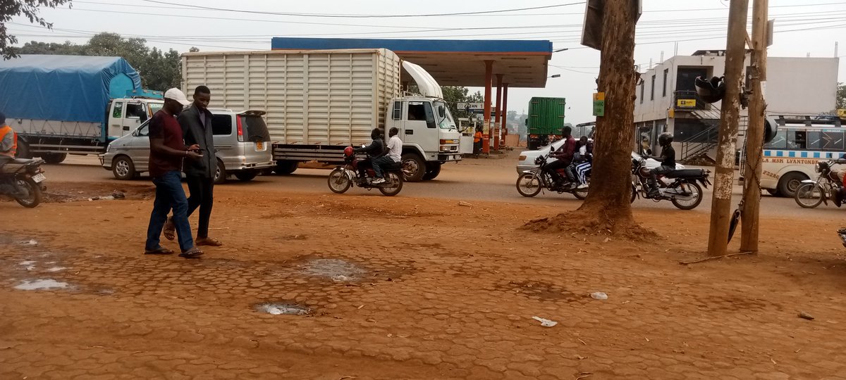 MBisigoolo's tweet photo. @DoreenNyanjura All areas around Kampala are a mess, try jinja road or masaka road , busega right now https://t.co/Py0YYzYdEw