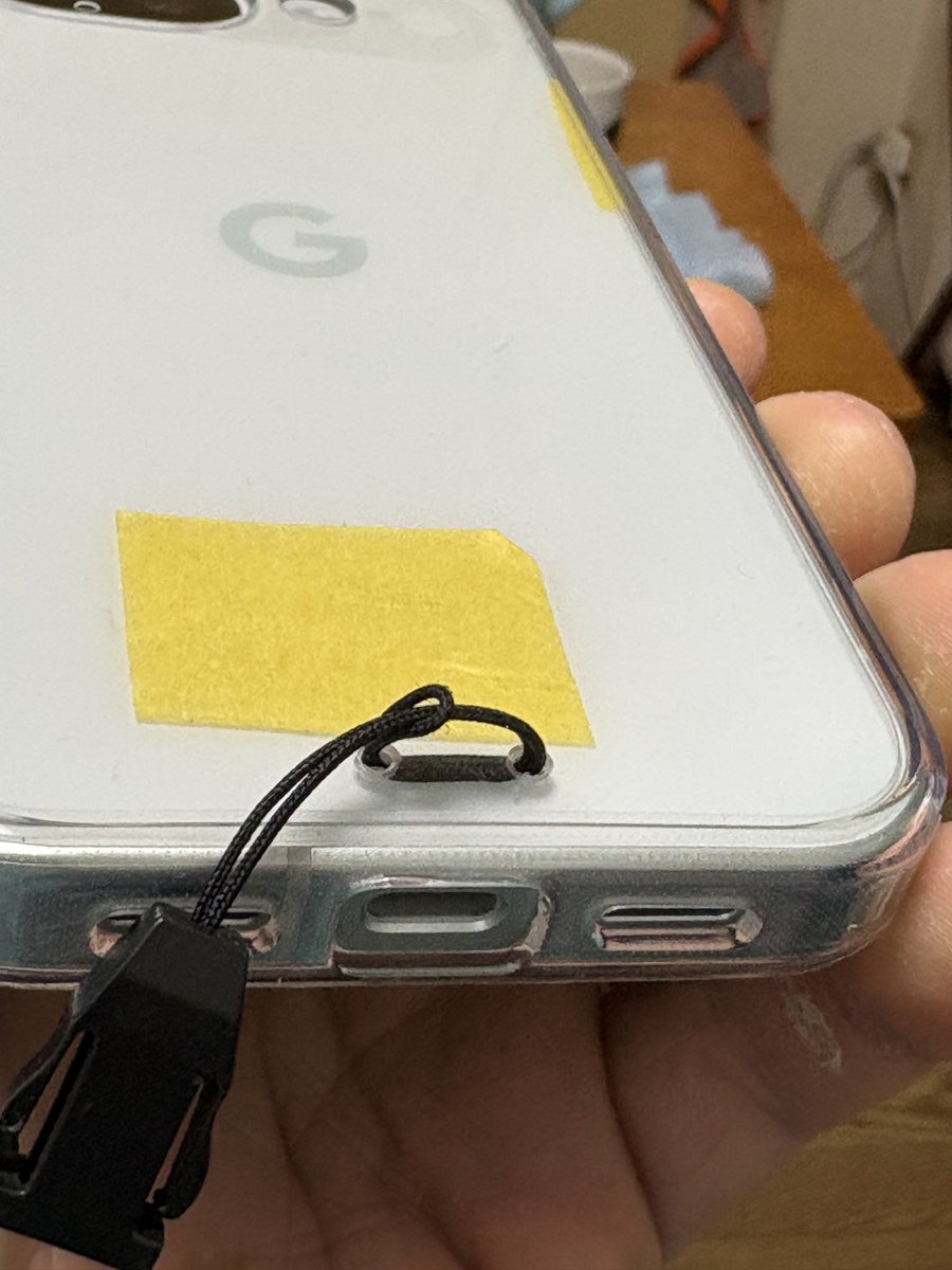 keizi666's tweet photo. 沢とか雨の日とか、スマホが濡れる時はマスキングテープでUSBコネクタを覆っています。最近のスマホは多少濡れても壊れませんが、コネクタに水が入ると充電できなくなるので塞いでおきます。 https://t.co/dMfNRA0Gw7