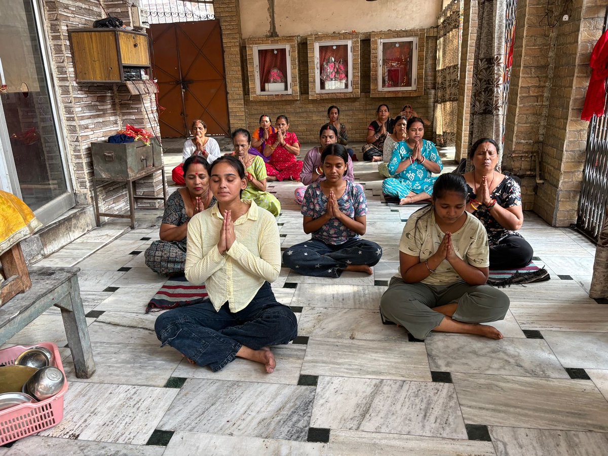 Manjot97815's tweet photo. ਆਪਣੇ ਦਿਨ ਦੀ ਸ਼ੁਰੂਆਤ ਯੋਗਾ ਨਾਲ ਕਰੋ ਅਤੇ ਹਰ ਪਲ ਨੂੰ ਊਰਜਾ ਨਾਲ ਭਰ ਦਿਓ।
@BhagwantMann @AAPbalbir @PunjabGovtIndia @DC Fatehgarh Sahib
#MorningYoga #YogaEveryday #HealthyMind #GovernmentOfPunjab #CMDIYogShala #ਪੰਜਾਬ_ਸਰਕਾਰ https://t.co/B0a3W99LgX