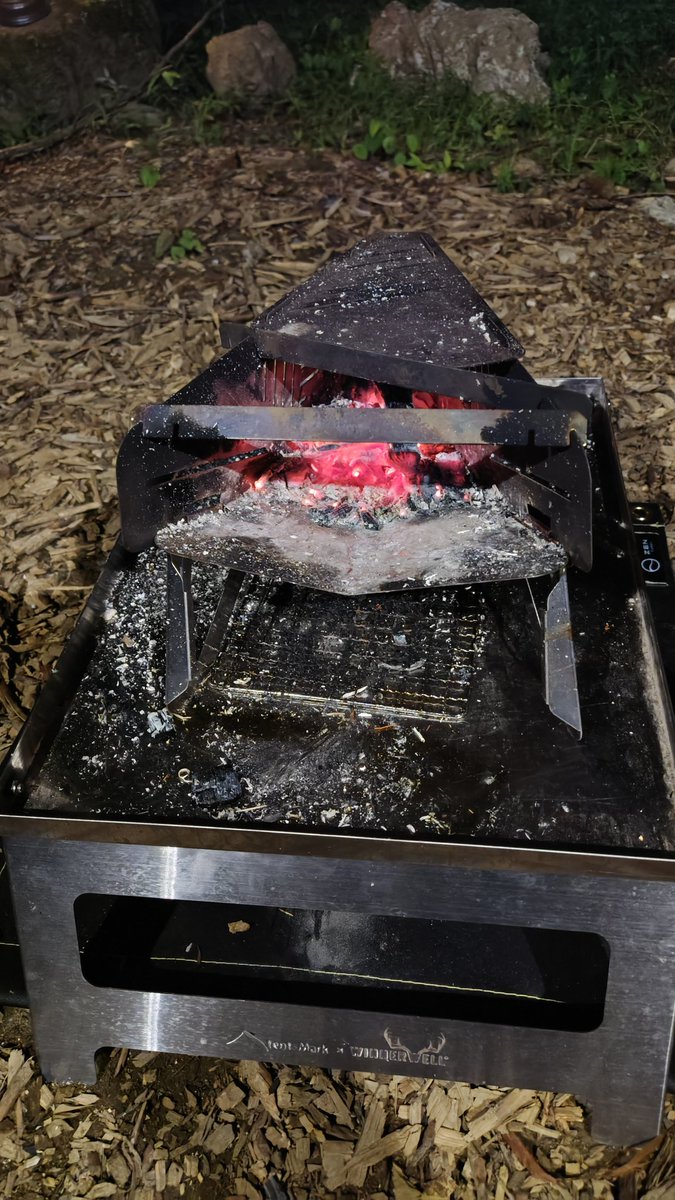 k_s_zip's tweet photo. この焚火台は1次系なのに燃焼効率も、ホント優秀な部類なんだけどねぇ…
メーカーがキャンプブーム終焉で撤退しちゃってw;
#COOK_PIT #AUTEC_CAMP
#audio_technica https://t.co/kAmrmL0OR0