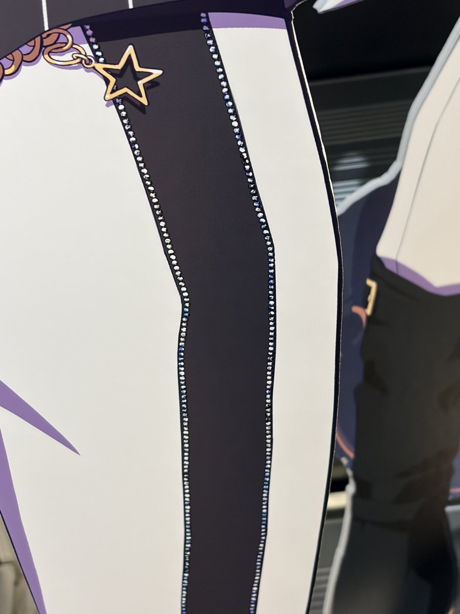 amyamimyume's tweet photo. SideM衣装展、FiFSさんのパネルは今回も描き込みが素晴らしかった。4thの金バッジがアクリルで、金色部分に印刷の影が写ってるところとか、スパンコールなんて全部本物が貼ってあるのかと見紛うくらいキラキラ、テープ部分の模様もしっかり描いてある…。(ツリーに続く) https://t.co/PlQbuBzhTM
