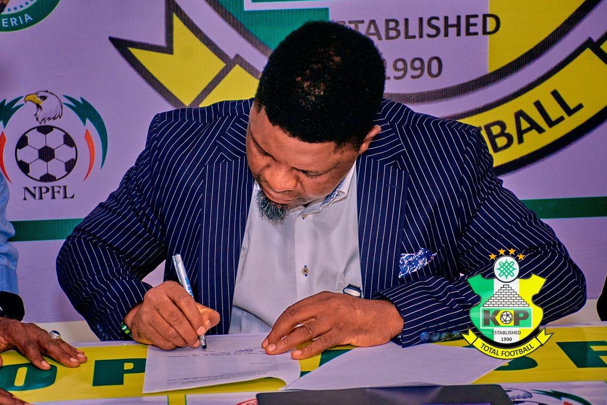 pillarsfc's tweet photo. We are delighted to officially unveil Mr. Daniel Ogunmodede (Ijaball) as our new Technical Adviser at the club’s secretariat in the presence of our Chairman, Alhaji Ahmad Musbahu Garo. https://t.co/l57M35fPgL