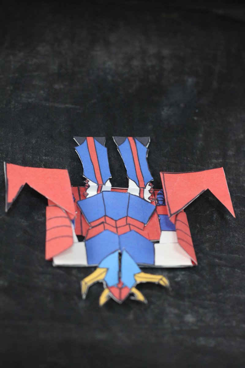 ytinbk's tweet photo. 大昔に自作した紙製のライディーンが出てきたので、作り直してみた。
ゴッドボイスの展開、ゴッドバードの変形を再現。

　#紙スーパーロボット大戦　
　#勇者ライディーン https://t.co/ipddLzra39