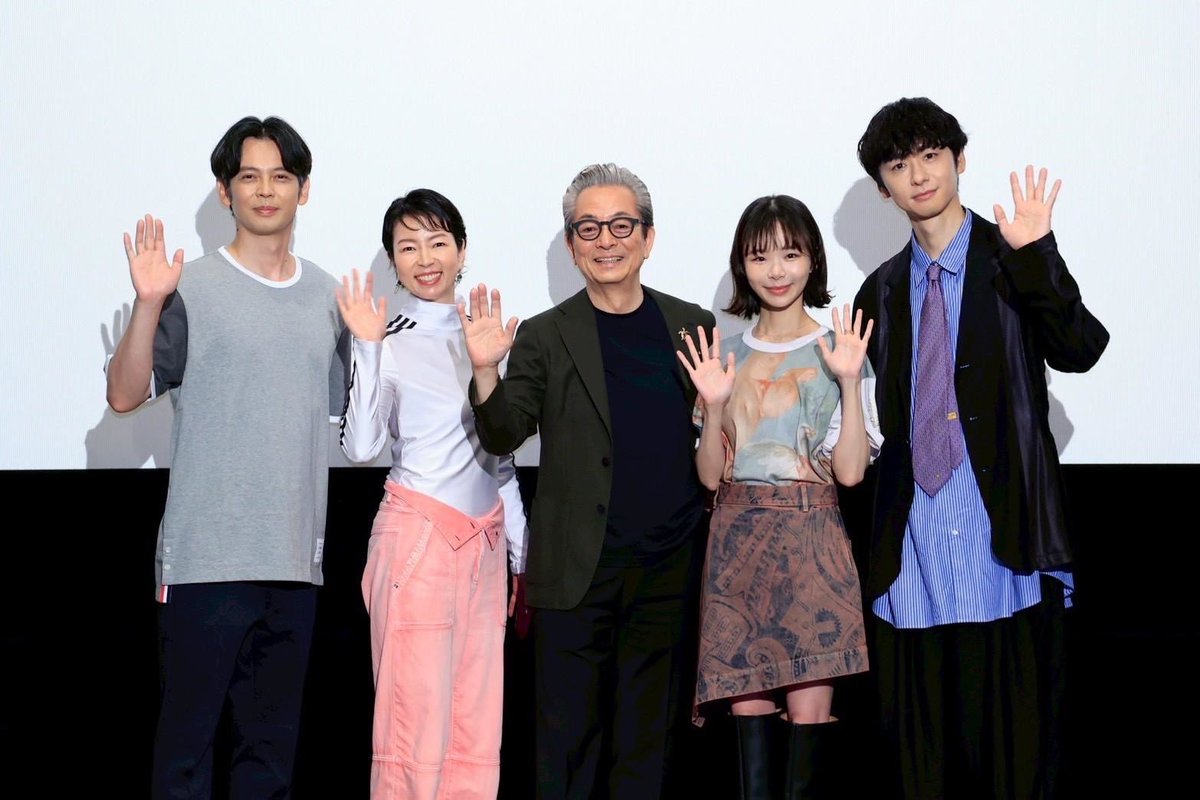 TENPAorKUSEGE's tweet photo. 映画『Piccola felicità〜小さな幸せ〜』
初日舞台挨拶でした🎬

左より)河相我聞さん、菜葉菜さん、水谷豊さん、趣里さん、🐕
#ピッコラフェリチタ
@piccola_movie https://t.co/O8BKfWgsJ3