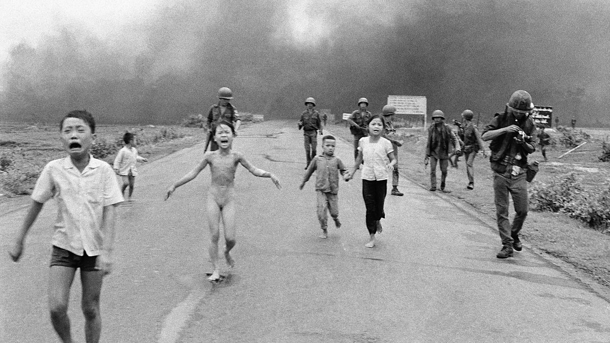 XoxeAndrew's tweet photo. Il 8 giugno 1972 Nick Ut, fotografo dell’Associated Press, scatta una foto sulla strada nazionale 1 vicino a Trang Bang. Una bambina di nove anni corre nuda urlando, il corpo bruciato dal napalm sganciato per errore dall’aviazione sudvietnamita su civili in fuga. https://t.co/GuW0KYopWl