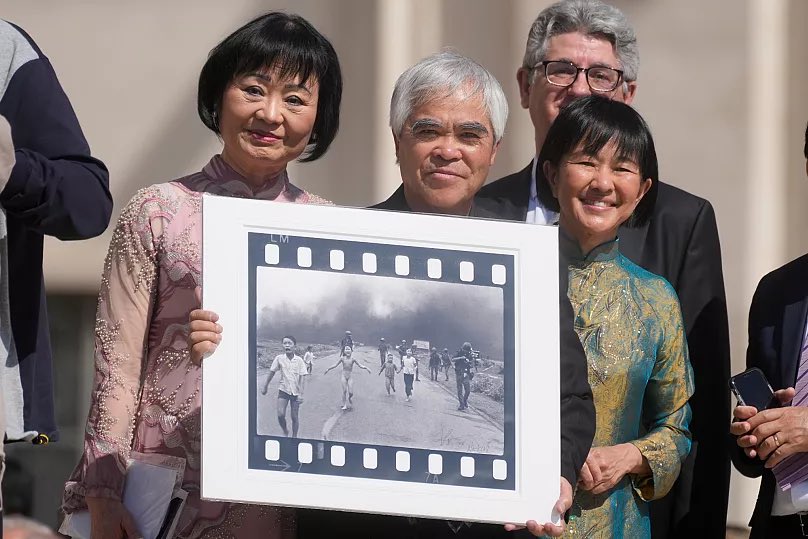 XoxeAndrew's tweet photo. La foto vince il Pulitzer nel 1973 e viene indicata come uno dei fattori che accelerarono il ritiro americano dal Vietnam. La bambina, Phan Thi Kim Phuc, sopravvive dopo diciassette operazioni. Nick Ut la porta personalmente in ospedale subito dopo lo scatto. https://t.co/O560sVepS9