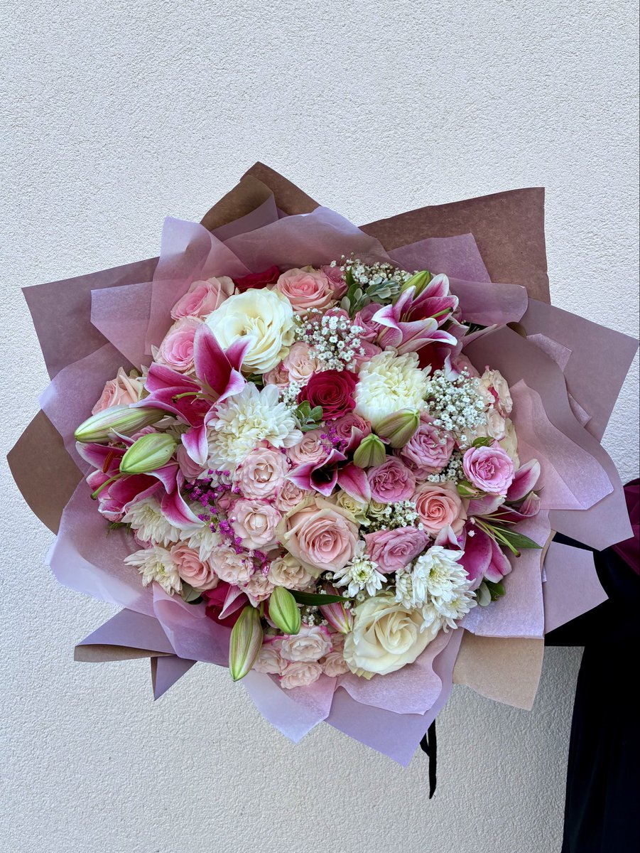 svbrwnd's tweet photo. Bouquet pour une khtoba 🥰🥰🥰 https://t.co/pVbuQxzE4n