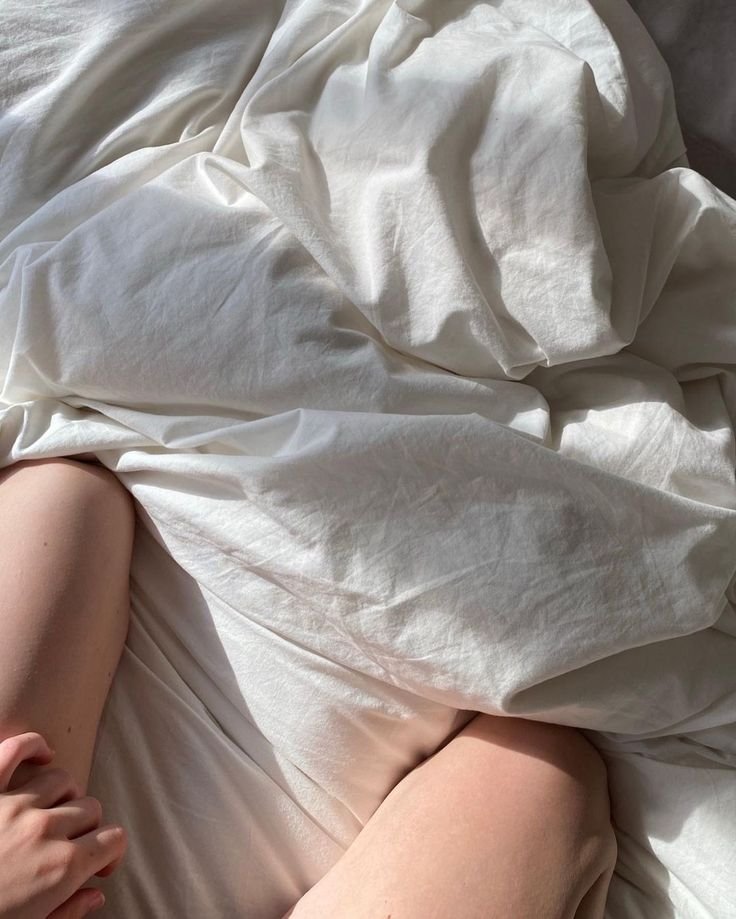 needlethorne's tweet photo. Ughh, good morning.. at least the skylight is pretty... and I got to sleep with my friends :) They're all so cute snoring and mumbling. Thinking I should kiss each of them good morning? https://t.co/BNujLYK1YA