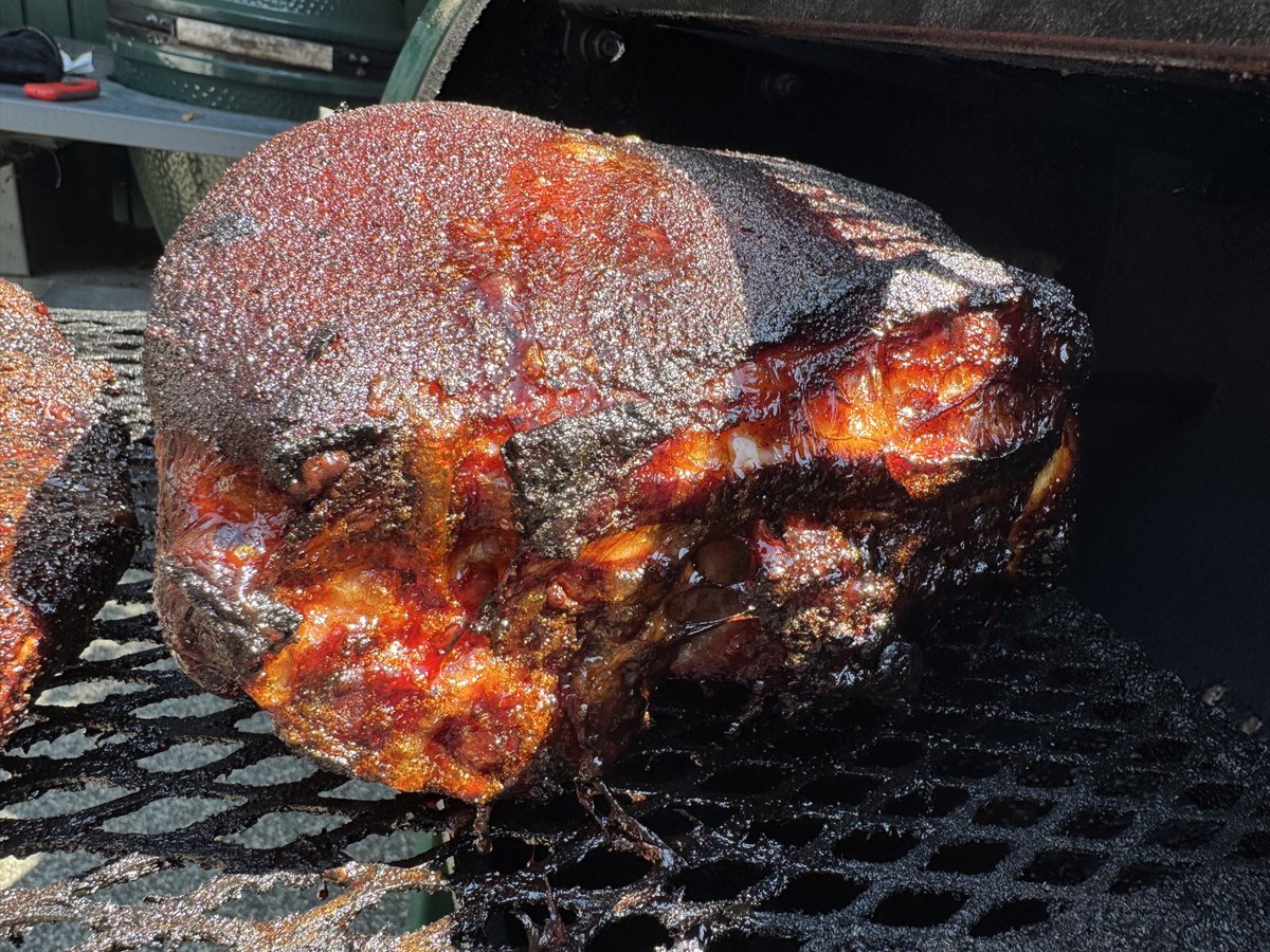 BubbleBullQ's tweet photo. Colour on this pork shoulder is getting wild https://t.co/lwXeKOzYw5