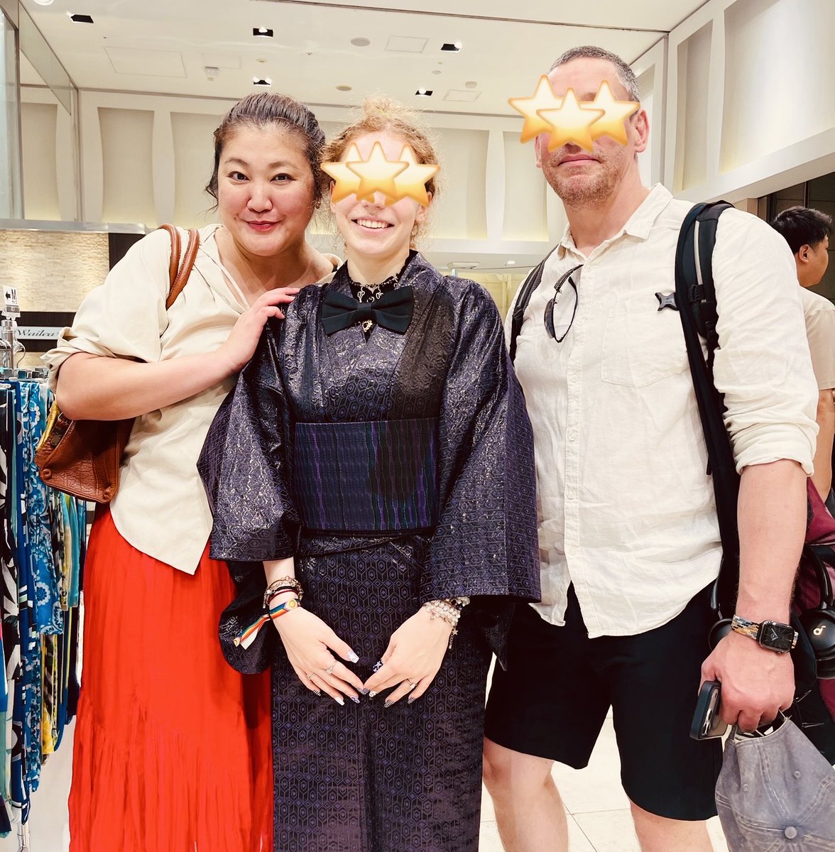EriItoh's tweet photo. 今日は姪っ子ちゃんの浴衣を選びにショッピングデー🛍️でした。結構、クラシック朝顔と金魚柄の白い浴衣になりましたが、モダンな黒い浴衣も可愛かったな〜🥰 （可愛すぎるので写真のお顔は隠して掲載！） https://t.co/K0Rk2tqRvd