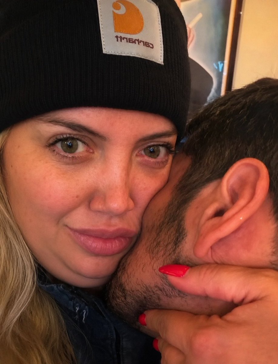 PeteFeInforma's tweet photo. Prepárense, porque la señora no es feliz. Ni siquiera subida en un vuelo rumbo a Italia con sus 24 cm de felicidad deja de hostigar y de estar las 24 horas pendiente de su ex y de su prometida. Son claras señales de que no logra soltar el pasado. Quién sabe ahora con qué novela saldrá y qué trama empezarán a tejer sus operadores @MandarinaTVok @AmericaTV