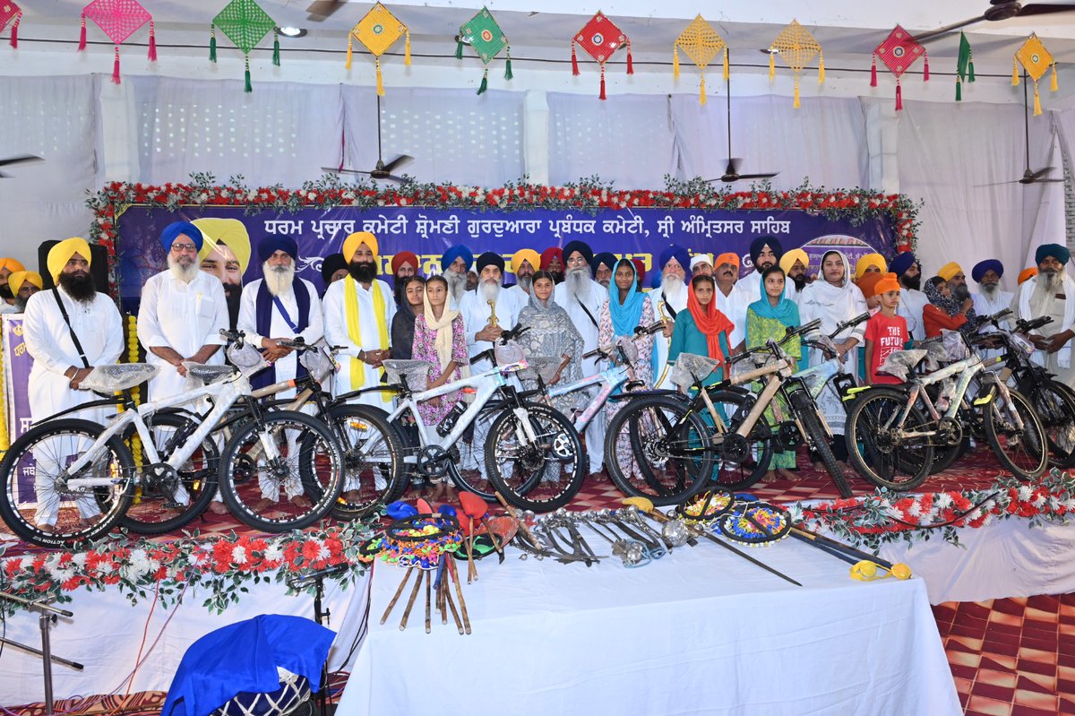 GMsgpc's tweet photo. ਪ੍ਰੈੱਸ ਨੋਟ
*ਸ਼੍ਰੋਮਣੀ ਕਮੇਟੀ ਵੱਲੋਂ ਹਲਕਾ ਜੋਗਾ ’ਚ ਗੁਰਮਤਿ ਕੈਂਪ ਦੌਰਾਨ 3500 ਤੋਂ ਵੱਧ ਬੱਚਿਆਂ ਨੇ ਕੀਤੀ ਸ਼ਮੂਲੀਅਤ*

*ਨੌਜੁਆਨਾਂ ਤੇ ਬੱਚਿਆਂ ਨੂੰ ਗੁਰਮਤਿ ਨਾਲ ਜੋੜਨ ਲਈ ਸ਼੍ਰੋਮਣੀ ਕਮੇਟੀ ਹਮੇਸ਼ਾ ਰਹੀ ਹੈ ਕਾਰਜਸ਼ੀਲ- ਐਡਵੋਕੇਟ ਧਾਮੀ*

*ਬੱਚਿਆਂ ਨੂੰ ਨਸ਼ਿਆਂ ਵਰਗੀਆਂ ਅਲਾਮਤਾਂ ਤੋਂ ਦੂਰ ਰੱਖਣ ਲਈ ਸਹਾਈ ਹੋਣਗੇ ਅਜਿਹੇ ਕਾਰਜ https://t.co/blftUvoQNy