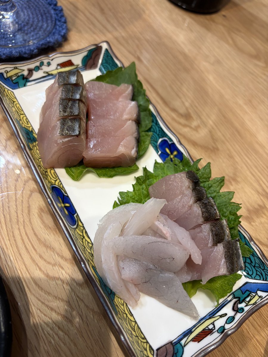 KEN27034688's tweet photo. 今日は家飲み
土���商店で買った磯自慢純米吟醸愛山に炙りサワラとコチの刺身と釣ったサクラマスの塩焼き
磯自慢はやっぱり安定の美味さ
#土井商店 https://t.co/WAUw8MB4au
