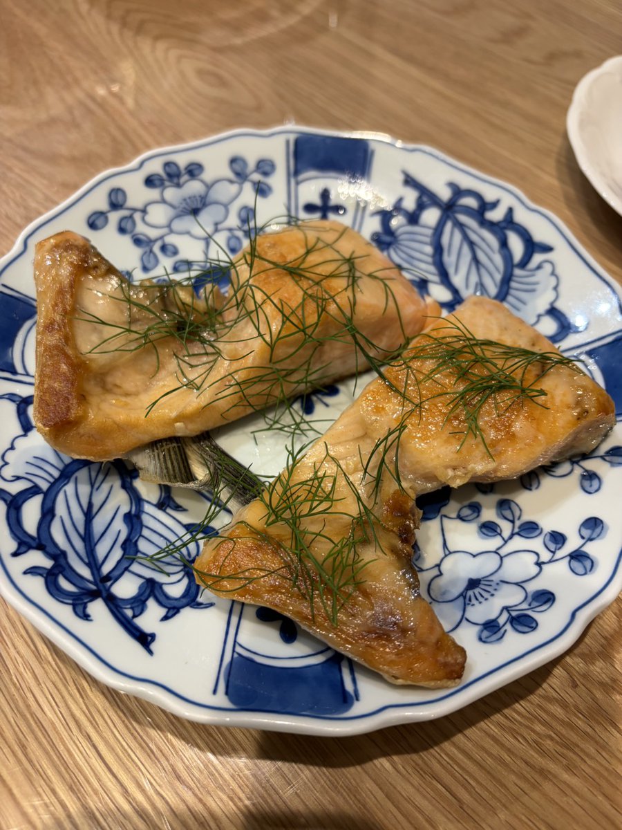 KEN27034688's tweet photo. 今日は家飲み
土���商店で買った磯自慢純米吟醸愛山に炙りサワラとコチの刺身と釣ったサクラマスの塩焼き
磯自慢はやっぱり安定の美味さ
#土井商店 https://t.co/WAUw8MB4au