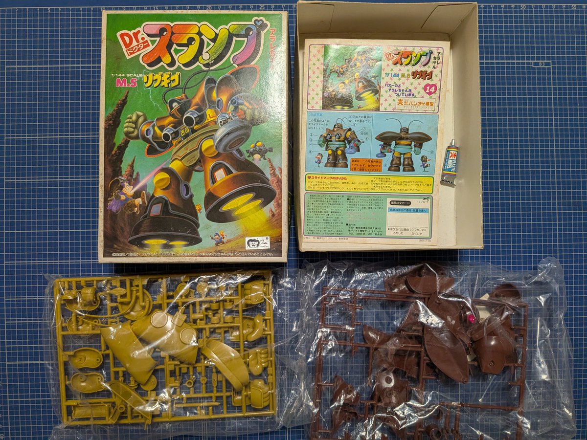 hasibiro4m's tweet photo. こんな貴重なモノを頂いた☺
旧バンダイのロゴ！
さて仮組みしよう♫あっ、この時代のものは全て接着剤を使用するものだった。実に懐かしい〜🌇
セロテープで素組しては見たものの…。
改造すべきか？いや、このままのプロポーションでも良い気がしてきた💕
#リブギゴ #ドクタースランプ #アラレちゃん https://t.co/05BGEGzSXv