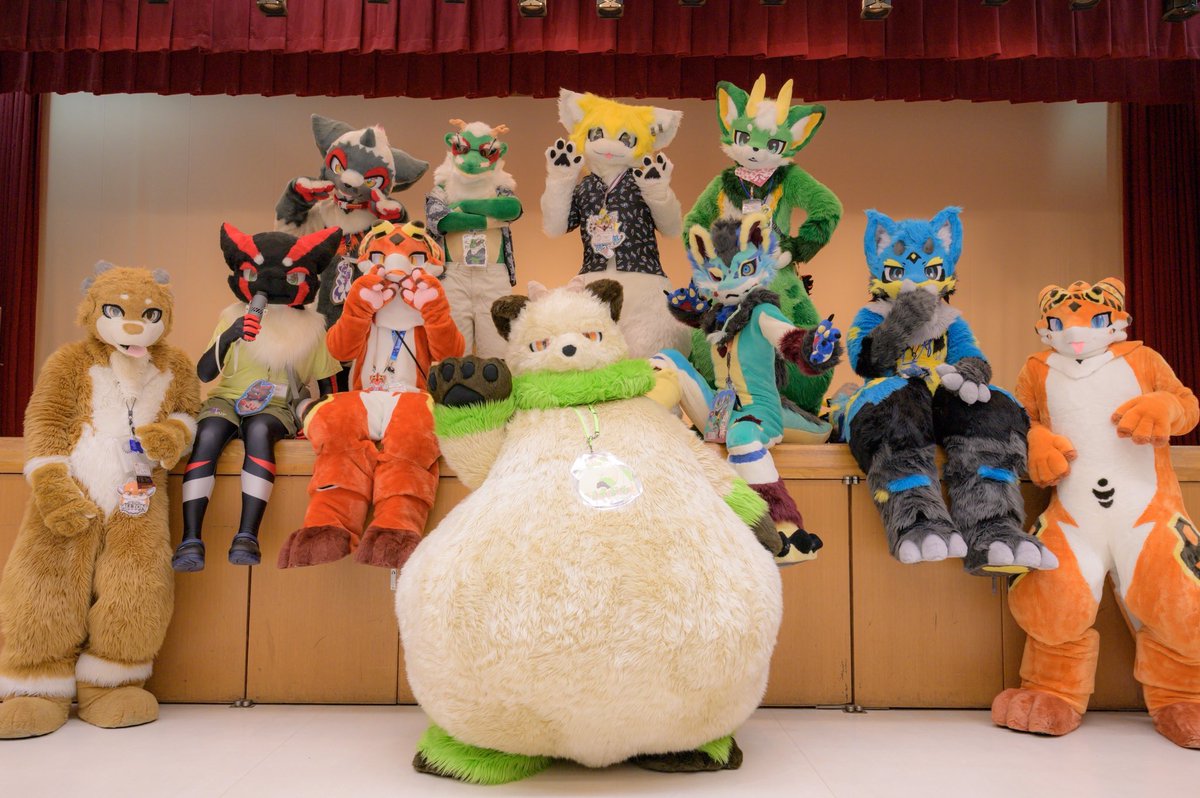 怪獣ドラゴン着物姿 右から2番目が、今日デビューしたウチのドラゴンだよ。