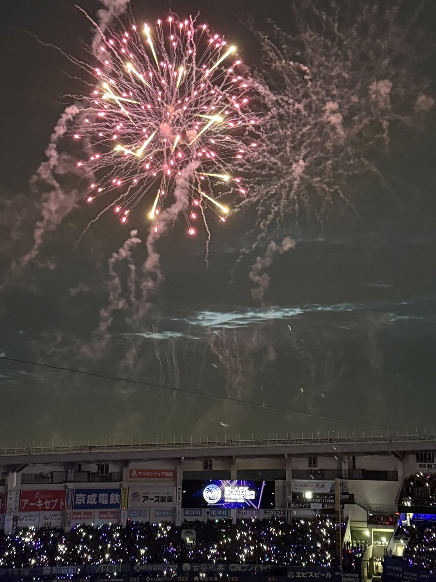 yoshi_daya's tweet photo. 2年ぶりくらいにZOZOマリンに行ってきました。球場ではじめて花火を観た。ホームランも観た。夏を感じた。 https://t.co/3RbXm6Eyry