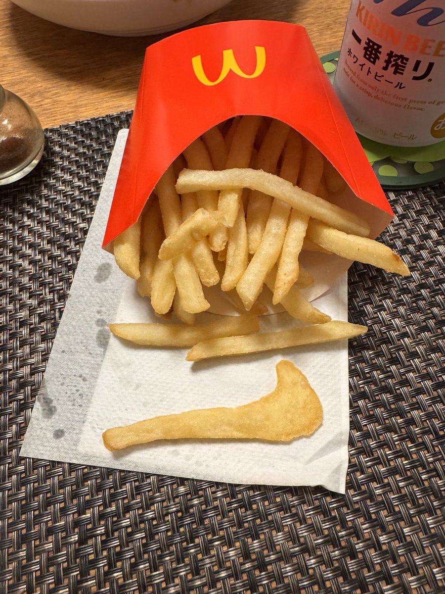 KRml84's tweet photo. NIKEみたいなポテト出てきた🍟 https://t.co/bUUjAxJ8S5