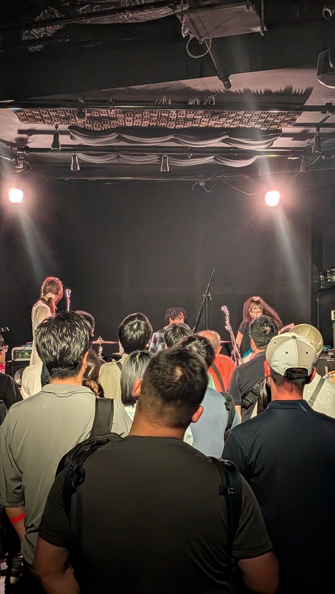 osaka_hansann's tweet photo. 今日のCRAZY BLUES
20260711 CTマラソン
企画ぶりに見たのでどこかどっしりした印象の3人🙆‍♂️
オルタナ系のイベントやとすっかりお客さんを呼べるバンドになりましたね😌
今日はあえて後方から♪
初見の人の楽しそうな背中が見えるのいいよな✨ https://t.co/vADu9nXiRC