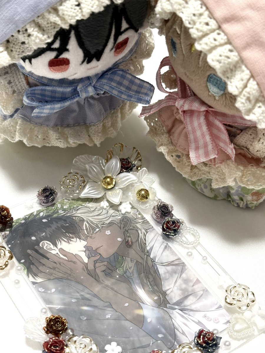dd0omi's tweet photo. my super talented friend made me such a beautiful toploader which really complimented the perfume poca that came today!! 🥹 

#백야의꽃길 #BlossomsoftheWhiteNight https://t.co/pydpz7CyBk