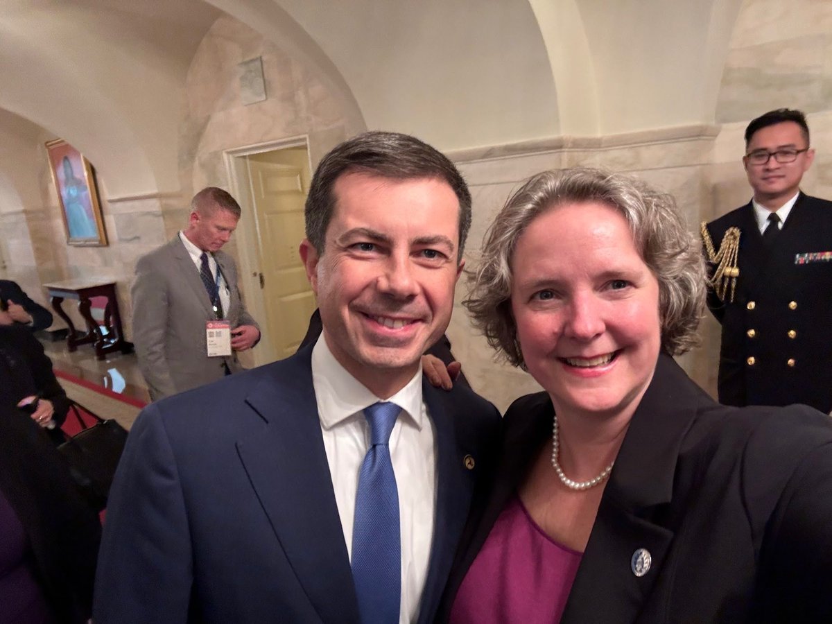 SatyaForMadison's tweet photo. I met Pete Buttigieg when he was the Mayor of South Bend and I was running the Mayors Innovation Project. I learned a lot from watching his work as mayor. Pete understands what it takes to deliver for working families, and how important local government is.https://t.co/W9GWQjFaph https://t.co/QDKZLEV9PX