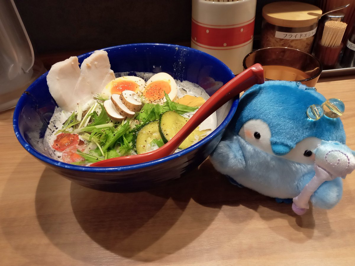 hayate1981's tweet photo. 夜行バス待っている間、夜ご飯にラーメンたびたよ〜🍜🐧
今回一緒にお供してくれるのは海コウペンちゃんです🌊🐧 https://t.co/rdyARNhsQk