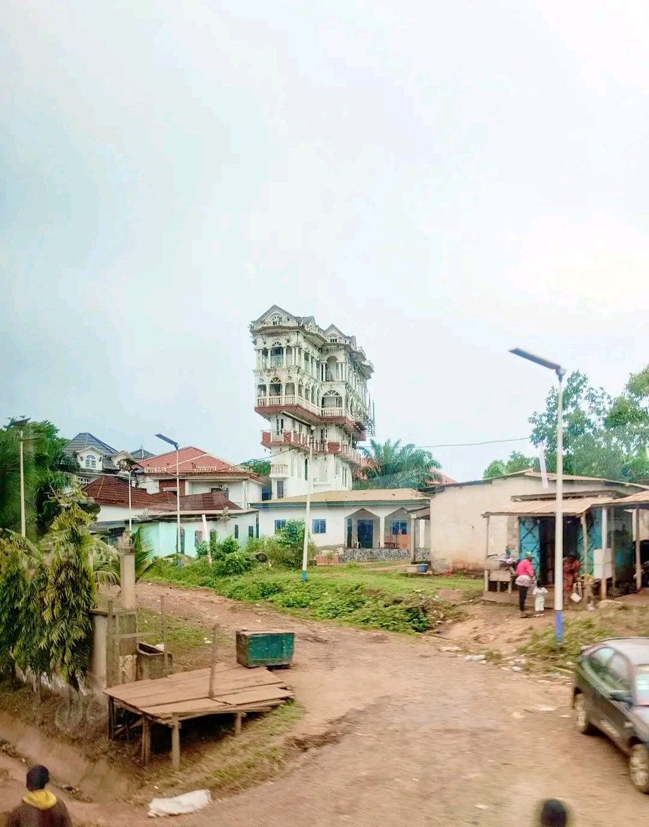 Johnybreez's tweet photo. I don't understand this building along the Yaoundé-Douala road. https://t.co/H10XAeNubX