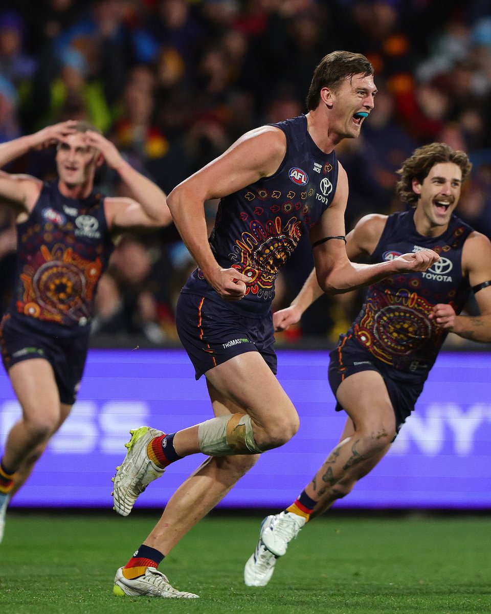 TheAdelaideOval's tweet photo. A huge win for the Crows on a wet Saturday night at Adelaide Oval ☔️

#afl https://t.co/at4HzbRlpY