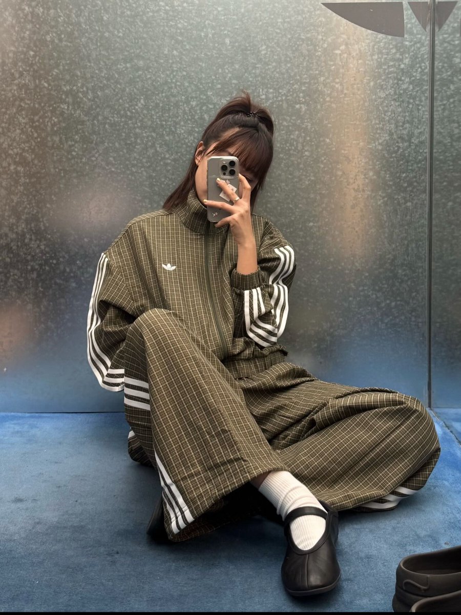 CaminoTV's tweet photo. ouais adidas commencez à sortir cet ensemble svp https://t.co/njnUwU8eMp