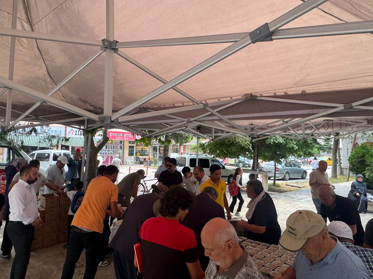 meram_mhp's tweet photo. İlçe Başkanımız Sayın Mahmut Yaman; Alavardı Mahalle Muhtarı Sayın İbrahim Avcı'nın aşure ikramı vesilesiyle hemşehrilerimizle biraraya geldi. https://t.co/pYdA0vllNb