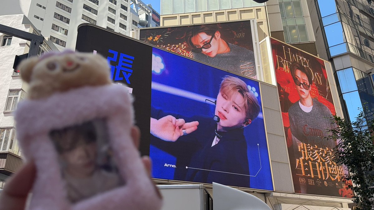 Ha_hao7's tweet photo. Years ago I thought my 1st concert would be exo, but somehow I end up with ald1. My 1st concert, 1st time visiting billboards, 1st time interacting with other fans, and somehow magically the 1st confetti I caught was also yours. So blessed to witness your debut arno zhang jiahao. https://t.co/vKy083shGi
