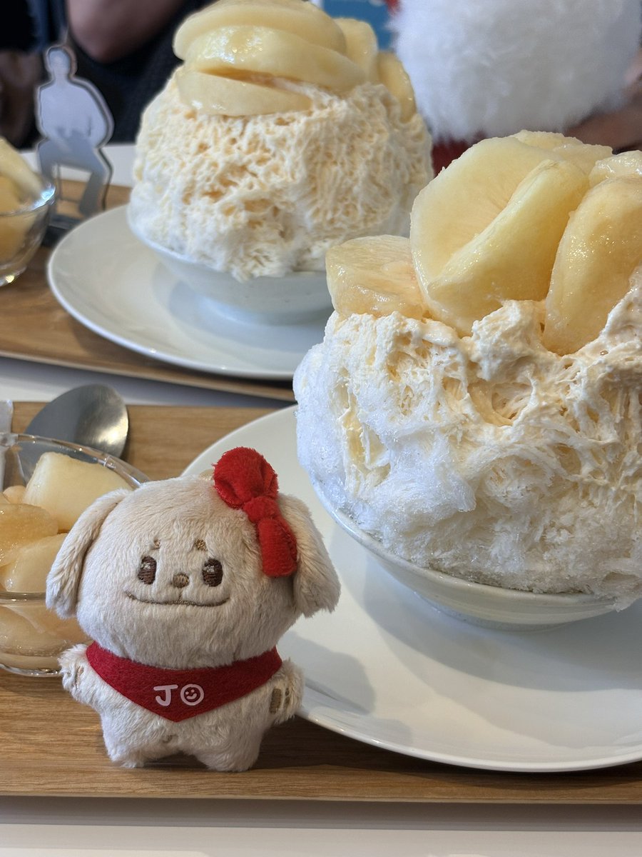 pitt3cat's tweet photo. 桃たっぷりのかき氷🍧🍑 https://t.co/zqpzFF10tc