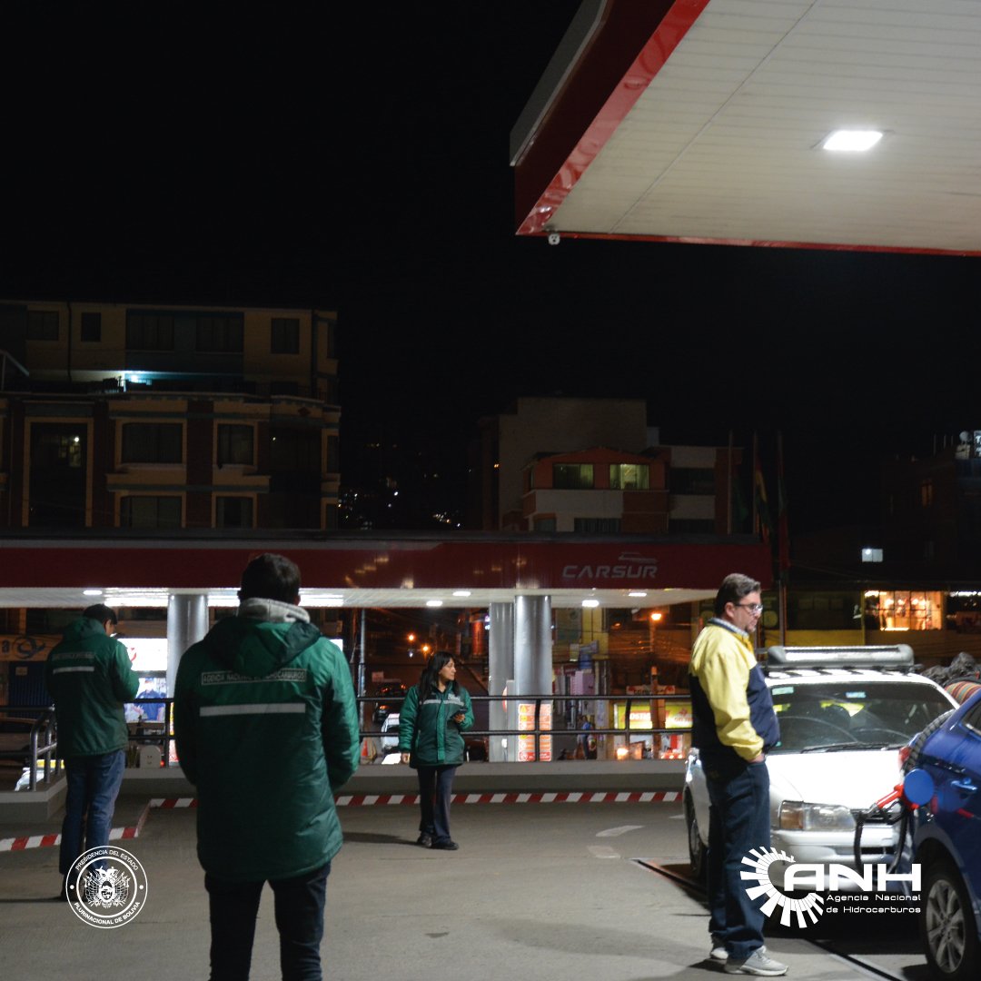 AnhBolivia's tweet photo. Estamos realizando controles a la comercialización de combustibles en estaciones de servicio para evitar carguíos repetitivos y verificar que la gasolina y el diésel se distribuya en cumplimiento a la normativa vigente.

#ControlPorBolivia 
#SiempreBolivia https://t.co/8Gg3XRoJEe