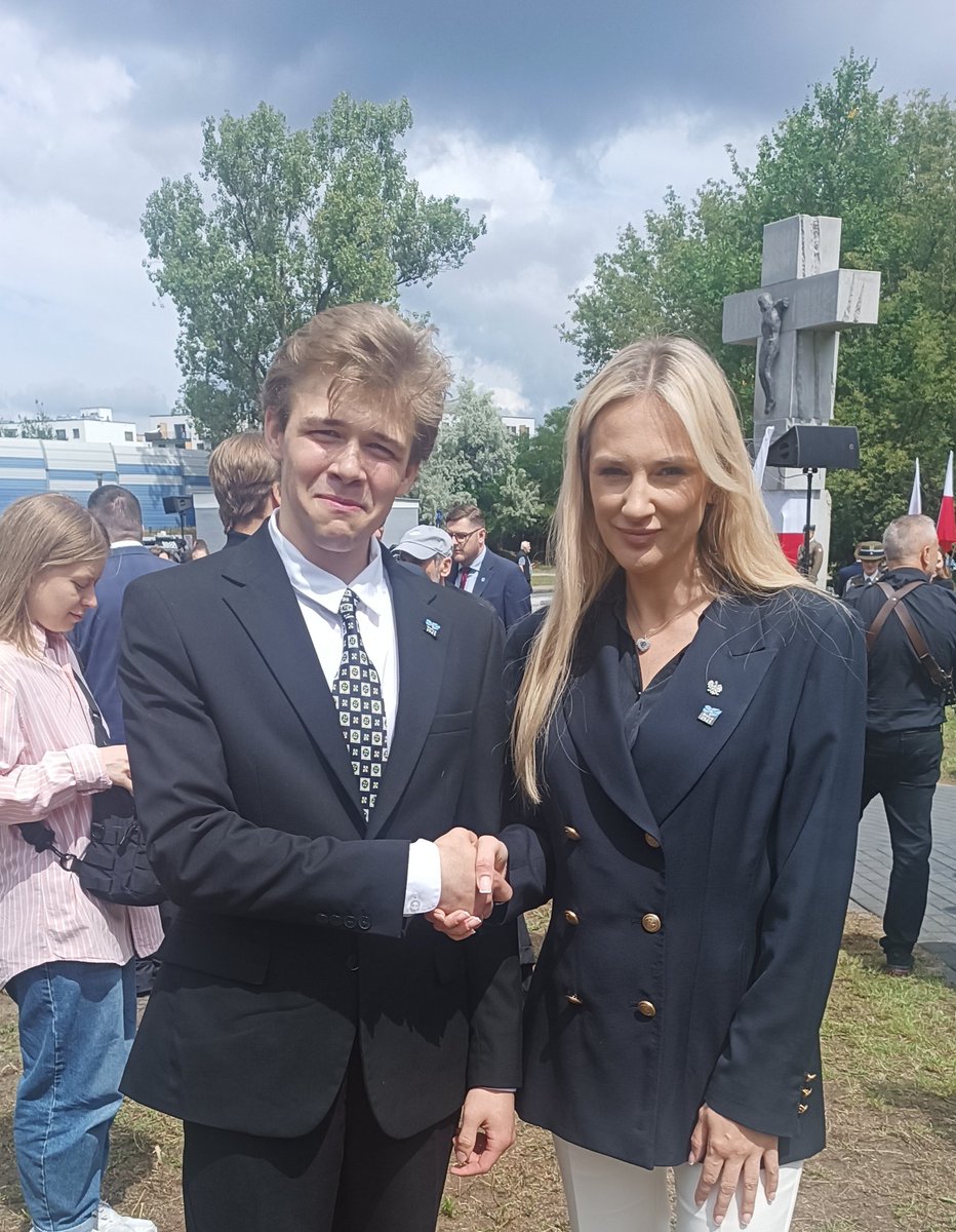 danil_timoff_pl's tweet photo. Wziąłem dzisiaj udział w uroczystościach poświęconych upamiętnieniu ofiar Rzezi Wołyńskiej przy Pomniku ofiar Rzezi Wołyńskiej w Warszawie gdzie zgromadzili się przedstawiciele najróżniejszych organizacji oraz partii.
Razem z @KarolaAdamiec i @PojednaniePLUA złożyłem wieniec. https://t.co/PkUpx1BtiJ