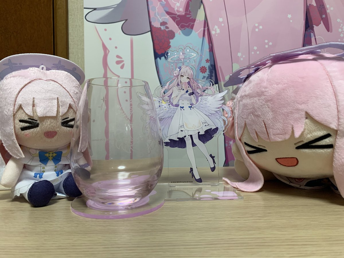 shimashima_YP's tweet photo. ミカグラス届いてた！！！！！
木箱がとてもいい感じ
グラスが本体なのに、破損が怖くて実質1万円のアクスタ＋ポストカードと化してる https://t.co/qpx0UEWNhP