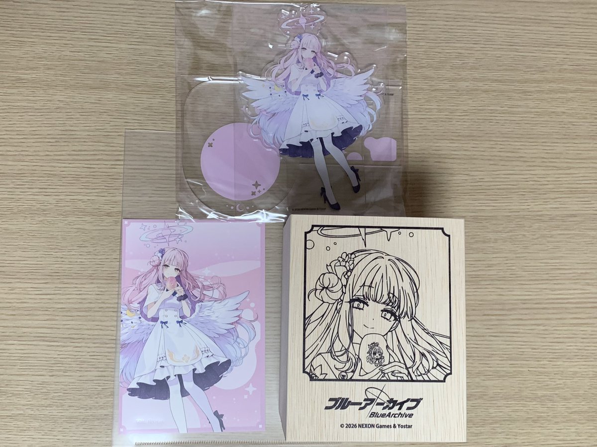 shimashima_YP's tweet photo. ミカグラス届いてた！！！！！
木箱がとてもいい感じ
グラスが本体なのに、破損が怖くて実質1万円のアクスタ＋ポストカードと化してる https://t.co/qpx0UEWNhP
