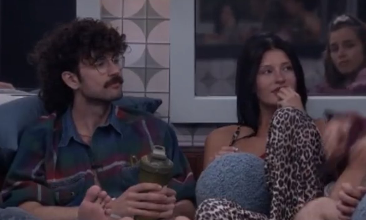 bb_kat909's tweet photo. I already went to sleep but woke up to Barrett and Ashley crumbs #thankyou #bb28 https://t.co/xixNZHMhYE