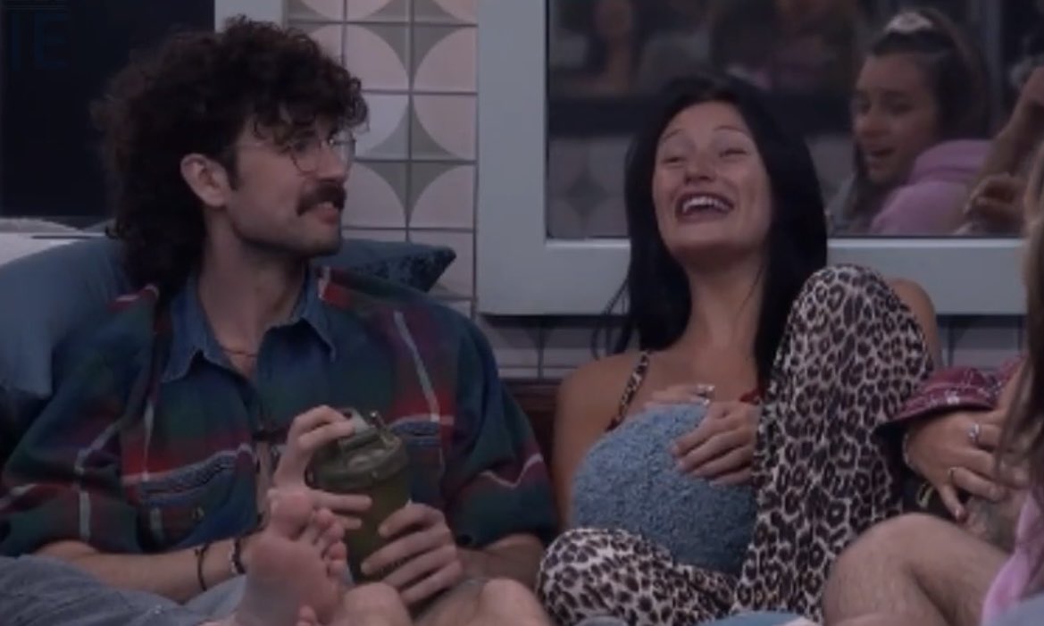 bb_kat909's tweet photo. I already went to sleep but woke up to Barrett and Ashley crumbs #thankyou #bb28 https://t.co/xixNZHMhYE