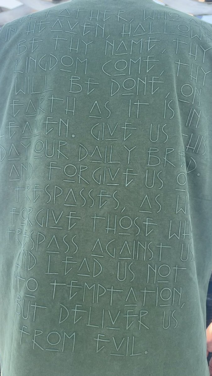 61fesli61's tweet photo. Ülkemizde satıln bir tshirt acı olanı yerli bir Türk markasının ve Türkiyede üretilen ürünü… Arkasında yazılan ise ;
Bu dua, Hristiyanlıkta en temel dualardan biridir ve İncil’de (Matta 6:9–13 ve Luka 11:2–4) yer alır. @mustafaciftcitr sayın Bakanım misyonerlik çalışmasına dikkt https://t.co/tmME3fpwHL