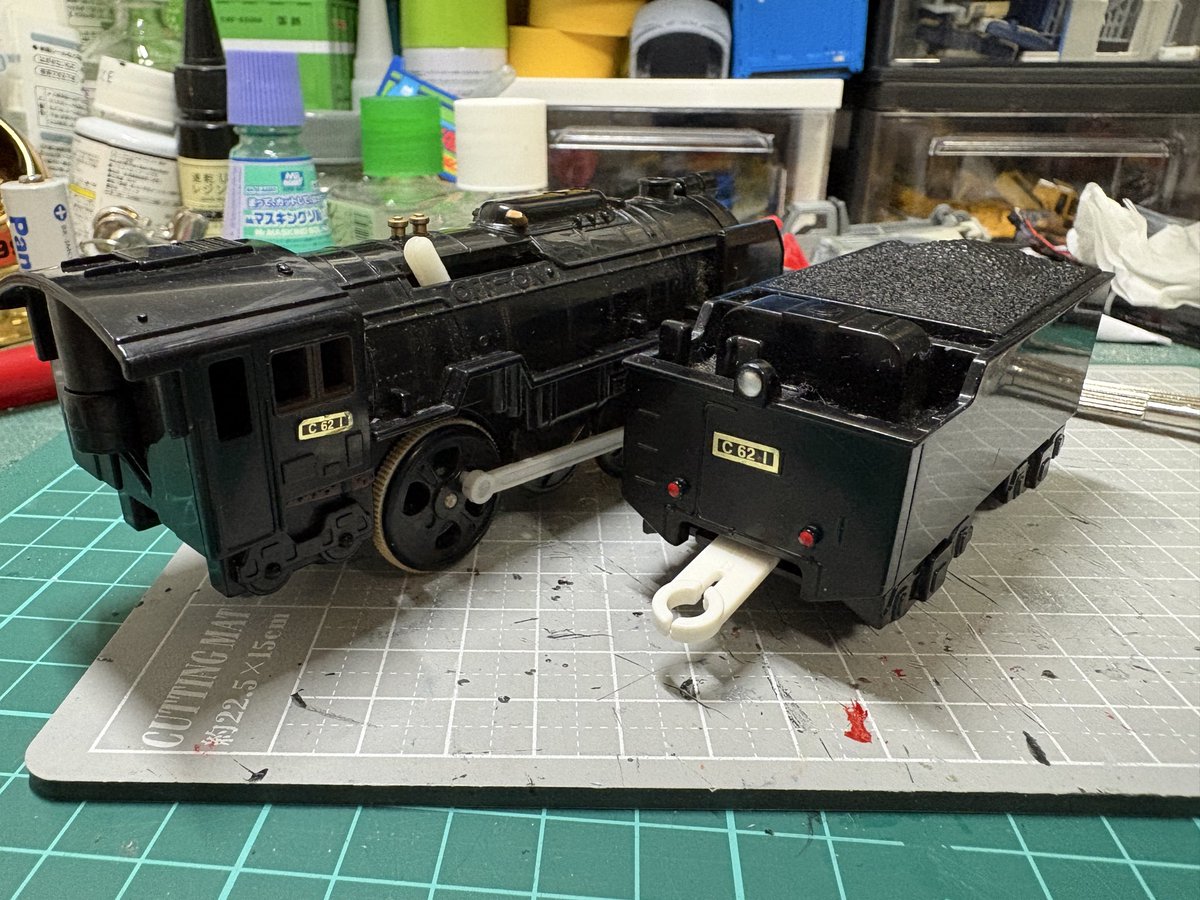 akt_pla_hc's tweet photo. サウンド重連のC62-1を動力化しました〜
しっかりライトも付いてます
今日貰ったC62-2の動力は元々持ってたボロい方と交換、そのボロい方の動力を今回使いました
白線とつばめマーク消してます https://t.co/U9ZmjfSG9H